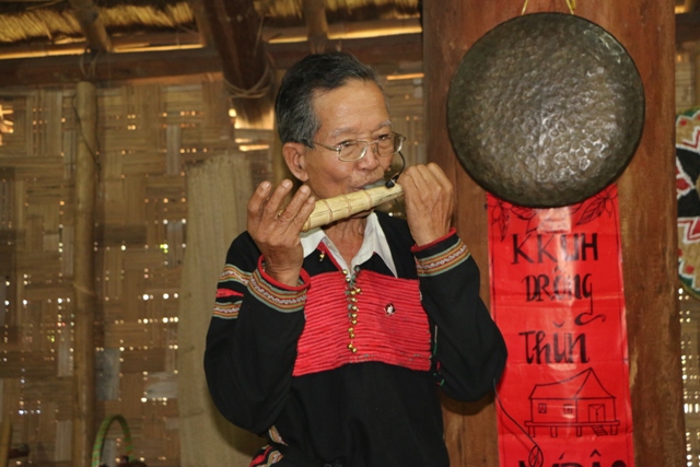 Già làng A Ma Loan thổi tù và mừng lễ đeo vòng sức khỏe