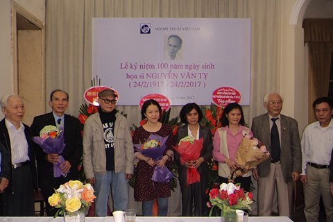 Gia đình cố họa sỹ Nguyễn Văn Tỵ chụp ảnh lưu niệm (Ảnh: Thanh Xuân)