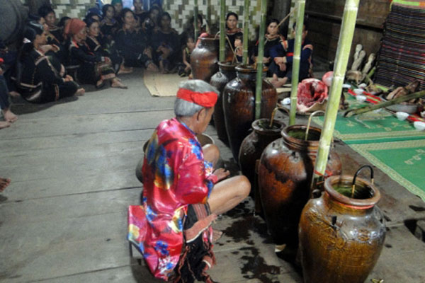 Lễ cúng Thần lúa của người Ê-đê ở buôn Tliêr, xã Hòa Phong, huyện Krông Bông (Đak Lak). Ảnh: Bá Thăng