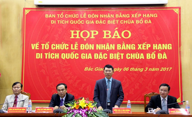 Phó Chủ tịch UBND tỉnh Lê Ánh Dương phát biểu tại buổi họp báo.