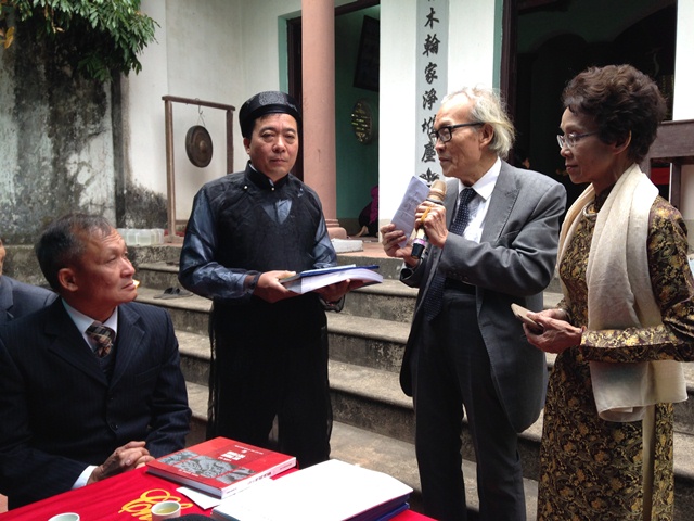 Ông Nguyễn An Kiều tặng tài liệu cho ông Nguyễn Duy Thăng - Trưởng họ Nguyễn Duy thôn Lý Hải
