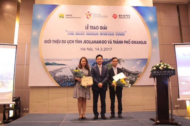 Trưởng đại diện KTO tại Việt Nam Jung Chang Wook trao giải Nhì và giải Ba cho Công ty Vietravel Hà Nội và Công ty Vietrantour.