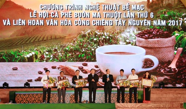 Đại diện lãnh đạo tỉnh Đắk Lắk trao bằng khen của Bộ VHTTDL cho các đoàn tham dự lễ hội. (Ảnh: Dương Giang)