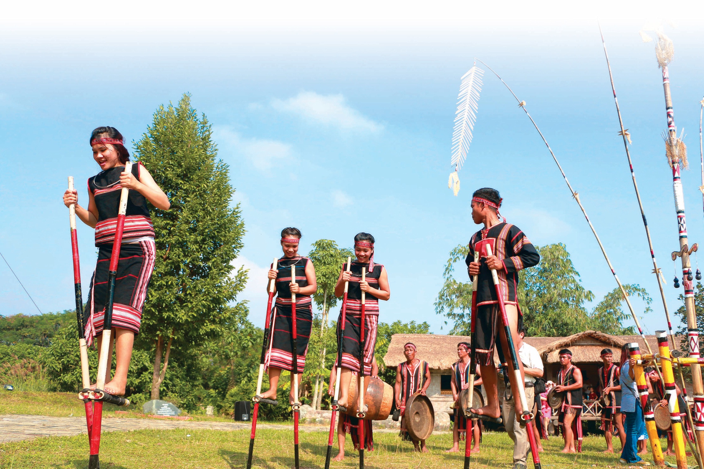 Đến với Làng Văn hóa - Du lịch các dân tộc Việt Nam, ngoài tìm hiểu về văn hóa dân tộc,
            du khách còn có thể tham gia vào các trò chơi dân gian như đi cà kheo…