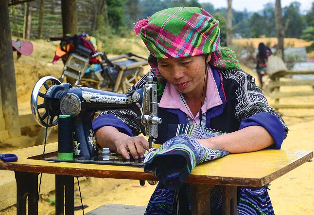 Trang phục của phụ nữ Mông luôn được chị em lưu giữ
            và sử dụng trong sinh hoạt hàng ngày