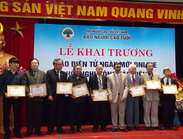 Tổng Biên tập Nguyễn Thanh Cao trao giấy khen cho các cộng tác viên