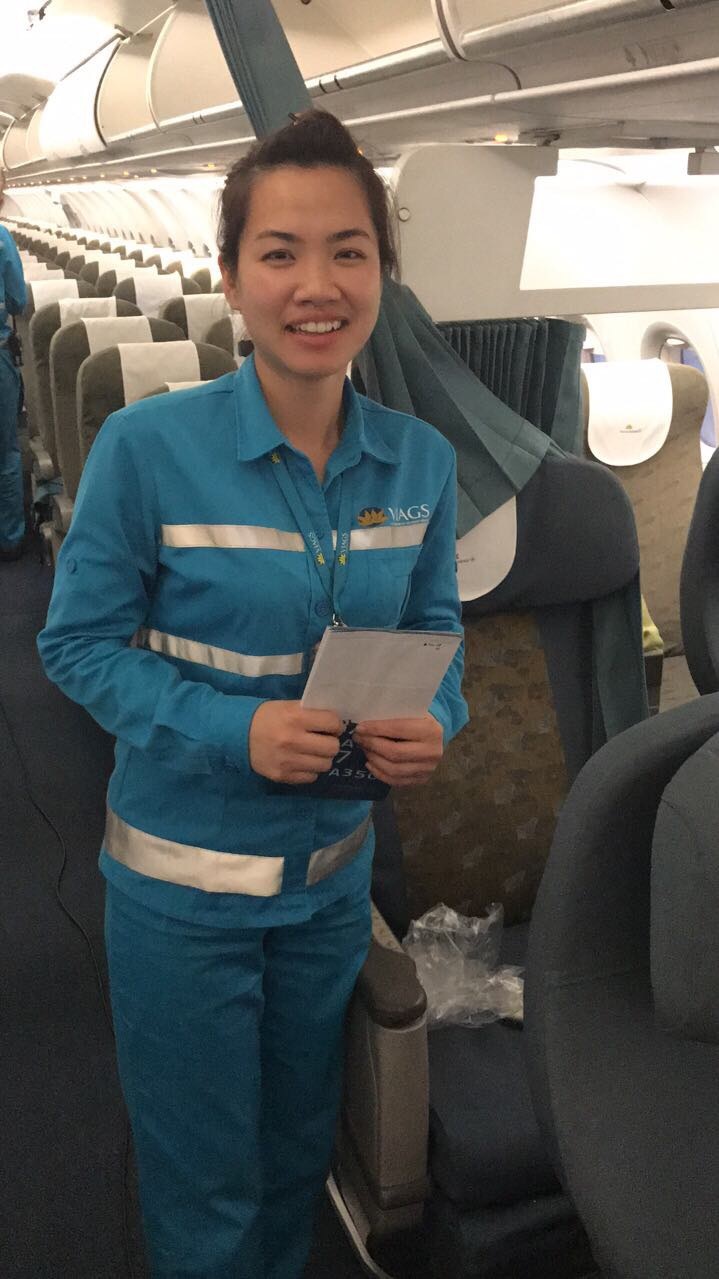 Chị Nguyễn Ánh Tuyết, nhân viên Trung tâm phục vụ trên tàu – VIAGS Nội Bài, công ty con của Vietnam Airlines .