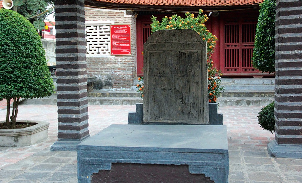 Bia đá Thụy Phương đình bi ký do tiến sỹ Nghiêm Xuân Quảng soạn khắc năm 1017,
            ca ngợi công đức của đức thánh Lý Ông Trọng và công cuộc kiệu đình năm 1016