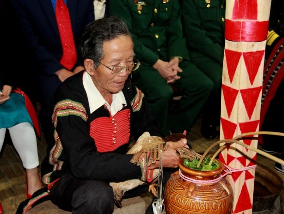Già làng Ama Loan dân tộc Ê Đê làm lễ cúng Yàng