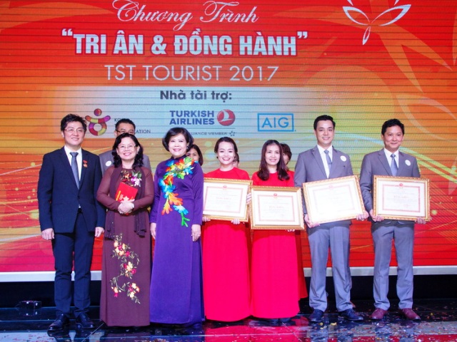Lãnh đạo UBND TP.HCM trao huy hiệu cho ông Lai Minh Duy - TGD TST tourist