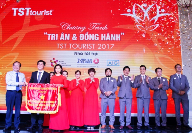 Lãnh đạo UBND TP.HCM trao cờ truyền thống cho TST tourist.