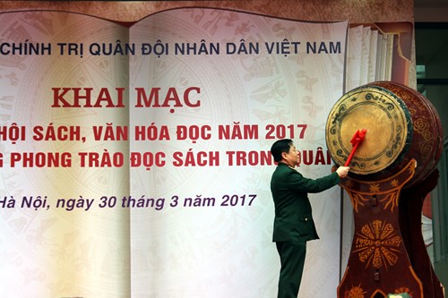Trung tướng Nguyễn Trọng Nghĩa đanh trống khai mạc Ngày Hội sách