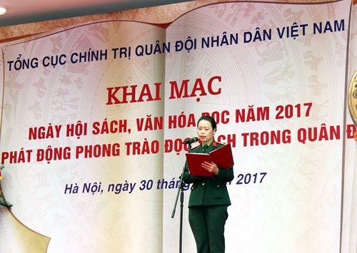 Đại tá Trần Thị Bích Huệ, Giám đốc Thư viện Quân đội phát biểu tại lễ khai mạc