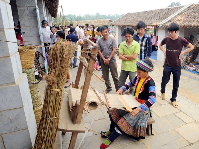 Nghề dệt của người Mông tại Làng Văn hoá