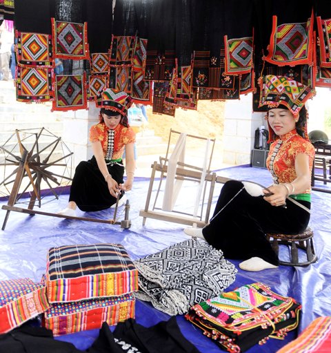 Sắc màu văn hoá Thái tại Phiên chợ vùng cao