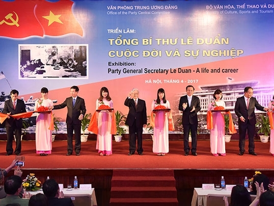 Tổng Bí thư Nguyễn Phú Trọng và các đại biểu cắt băng khai mạc Triển lãm