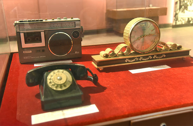 Các vật dụng điện thoại, đồng hồ, đài ra-đi-ô gắn với cuộc sống của Tổng Bí thư Lê Duẩn.