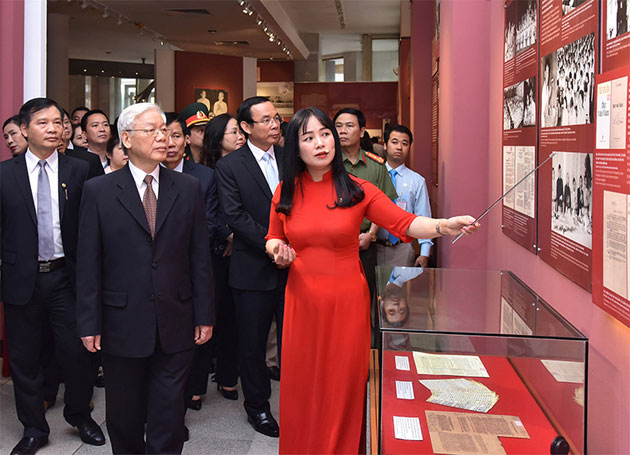 Tổng Bí thư Nguyễn Phú Trọng và các đại biểu tham quan Triển lãm