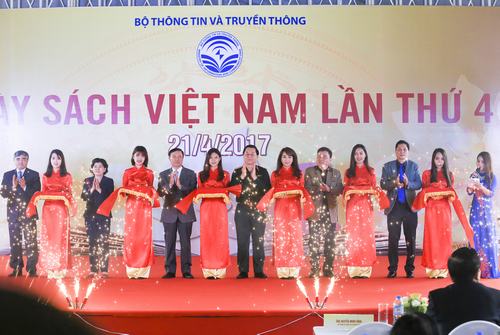 Các đại biểu cắt băng khai mạc ngày hội chào mừng Ngày sách Việt Nam lần thứ 4