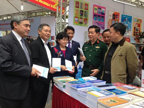 Ông Nguyễn Minh Hồng - Thứ trưởng Bộ TTTT và các đại biểu tham quan và trao đổi tại hội sách