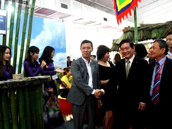 Thứ trưởng Bộ VHTTDL Huỳnh Vĩnh Ái tham quan gian hàng của BQL Làng VHDL các DTVN
            tại Hội chợ