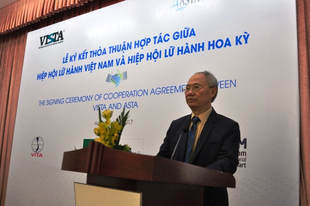 Ông Vũ Thế Bình, Chủ tịch hiệp Hội Lữ hành Việt Nam phát biểu tại lễ ký kết.