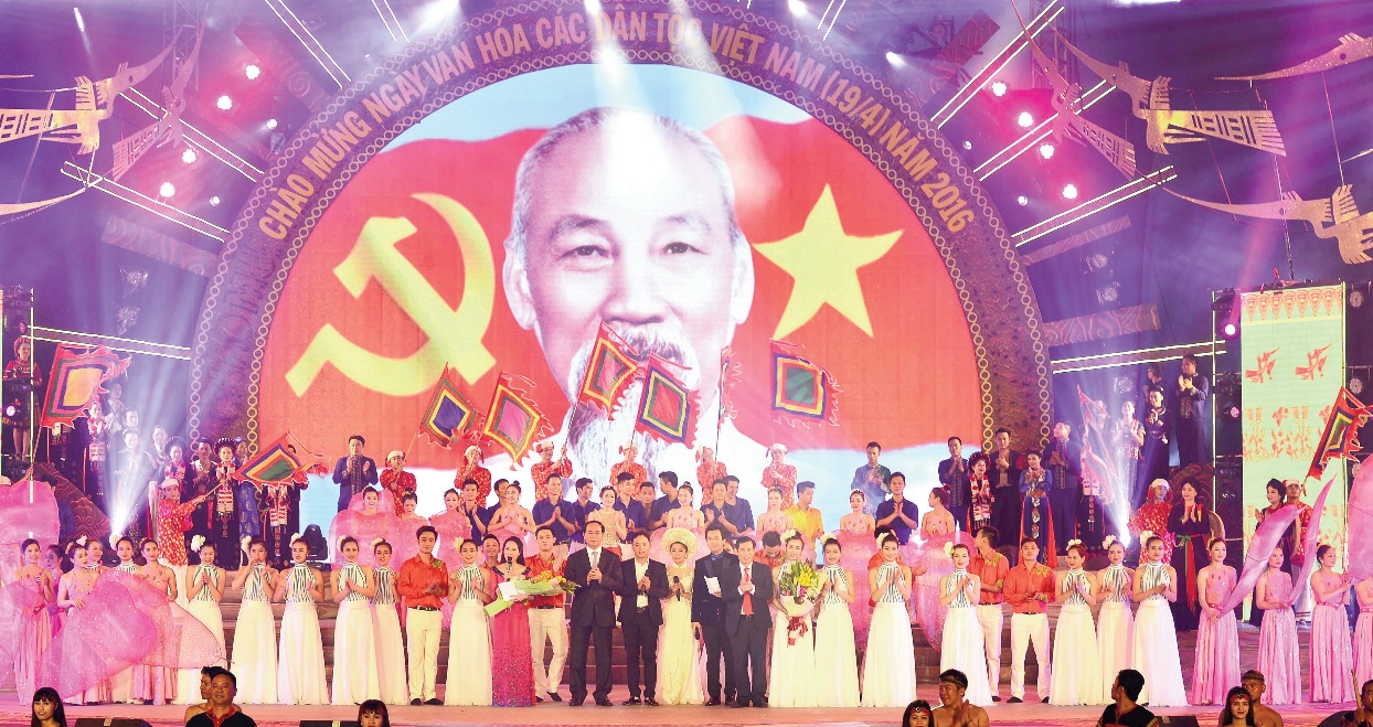 Chủ tịch nước Trần Đại Quang tham dự đêm khai mạc “Ngày Văn hóa các dân tộc Việt Nam” tại “Ngôi nhà chung” năm 2016
