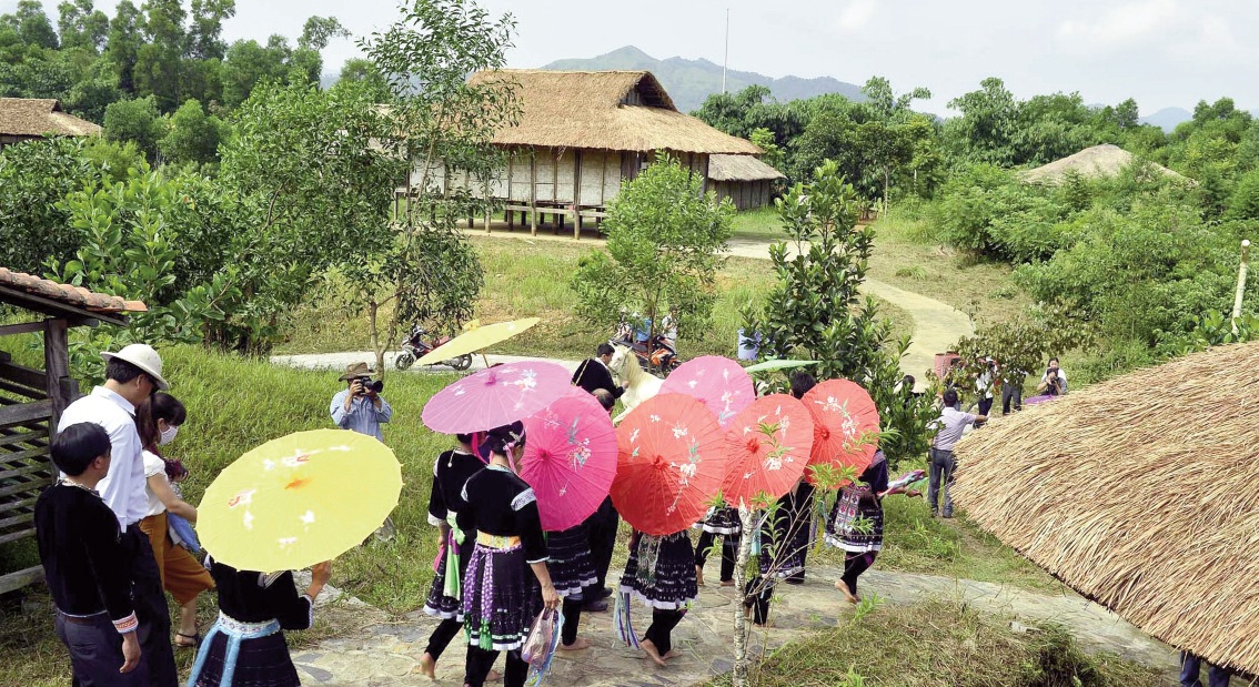 Đồng bào dân tộc Mạ và dân tộc Mông giới thiệu bản sắc văn hóa của dân tộc mình tại “Ngôi nhà chung”