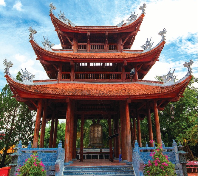 Lầu trống và Gác chuông (đại hồng chung nặng 1,5 tấn)
            được làm theo kiểu tháp chuông chùa Keo ở tỉnh Thái Bình