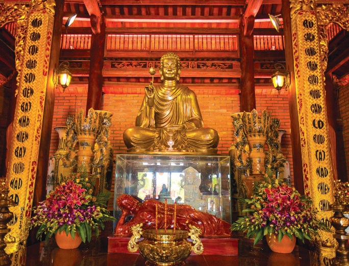 Chánh điện thờ tượng Phật Thích Ca bằng đồng
            nặng 3,5 tấn, tạc ở tư thế ngồi và tay cầm cành hoa