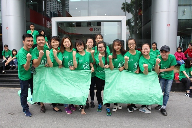 Sinh viên tại RMIT-Cơ sở Hà Nội tham gia làm sạch môi trường