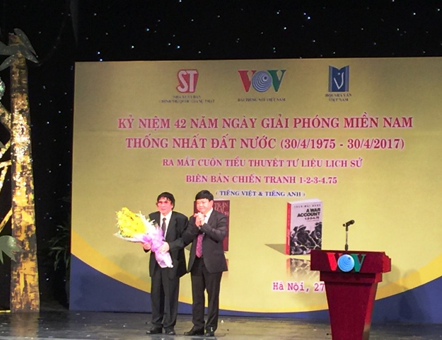 Ông Nguyễn Thế Kỷ - Tổng Giám đốc Đài Tiếng nói Việt Nam (phải)tặng hoa chúc mừng nhà báo, nhà văn Trần Mai Hạnh