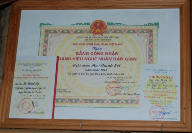 Ông Ma Thanh Sợi được trao tặng danh hiệu nghệ nhân dân gian năm 2009