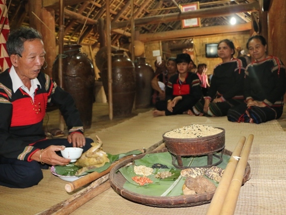 Thầy cúng đại diện cho gia đình làm lễ cúng lúa giống