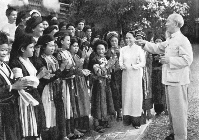 Đại biểu phụ nữ các dân tộc tỉnh Hà Giang về thăm Hà Nội vui mừng được gặp Chủ tịch Hồ Chí Minh, ngày 25/11/1965    