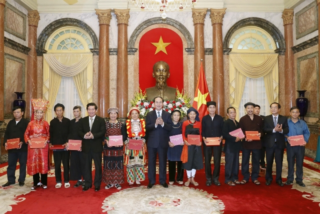 Chủ tịch nước Trần Đại Quang tặng quà cho các đại biểu tại buổi gặp mặt