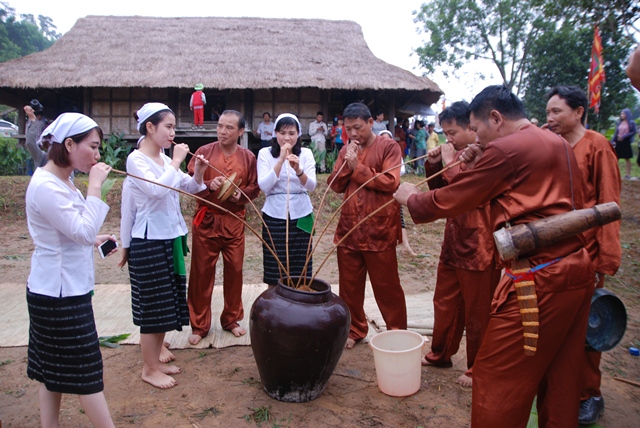 Dân làng tổ chức lễ hội ăn mừng