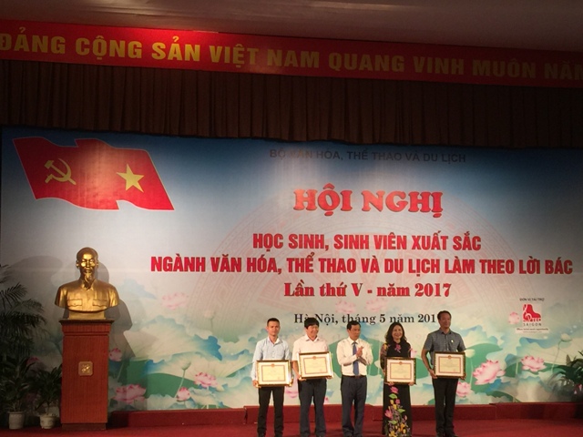 Bộ trưởng Bộ VHTTDL Nguyễn Ngọc Thiện trao tặng bằng khen cho 4 tập thể có thành tích xuất sắc trong phong trào