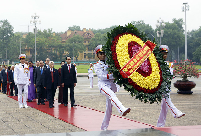 Lãnh đạo Đảng, Nhà nước và các đại biểu đã vào Lăng viếng Chủ tịch Hồ Chí Minh.