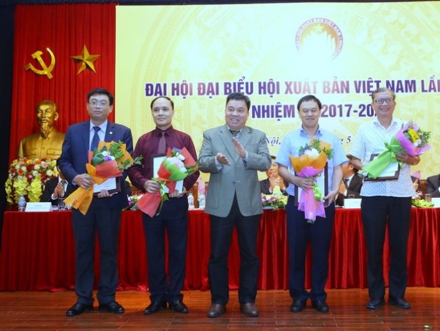 Chủ tịch Hội Xuất bản Việt Nam nhiệm kỳ III Đỗ Quý Doãn trao Bằng khen cho các đơn vị có thành tích xuất sắc trong nhiệm kỳ 2011 – 2016.