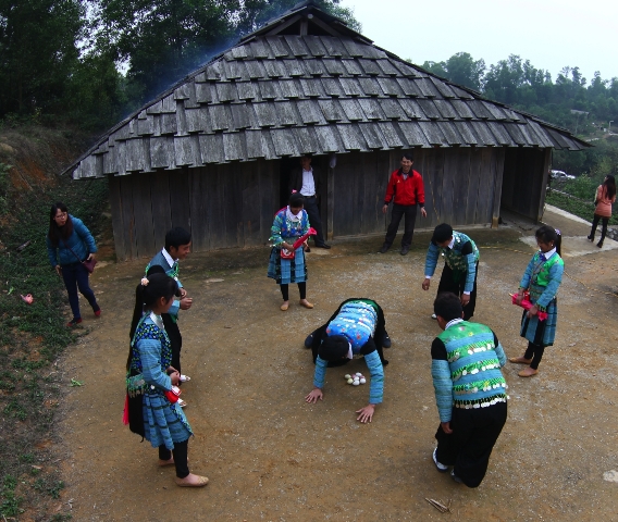 Thanh thiếu niên đồng bào Mông tái hiện trò chơi Rồng ấp trứng tại Làng Văn hoá