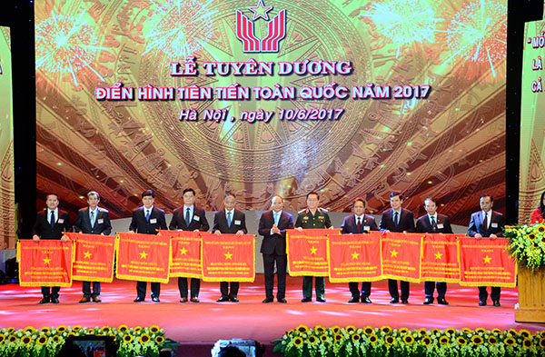 Thủ tướng Nguyễn Xuân Phúc tặng Cờ thi đua của Chính phủ cho 19 đơn vị dẫn đầu phong trào thi 