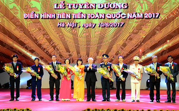 Tổng Bí thư Nguyễn Phú Trọng tặng hoa cho các điển hình tiên tiến tham gia giao lưu tại lễ tuyên dương