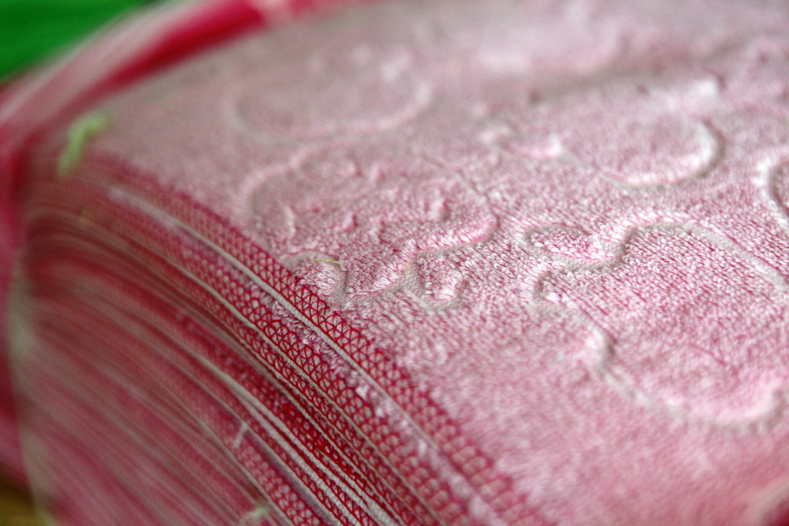 Một số mẫu khăn thành phẩm của các doanh nghiệp và hộ gia đình ở làng nghề dệt Phùng Xá                                                                