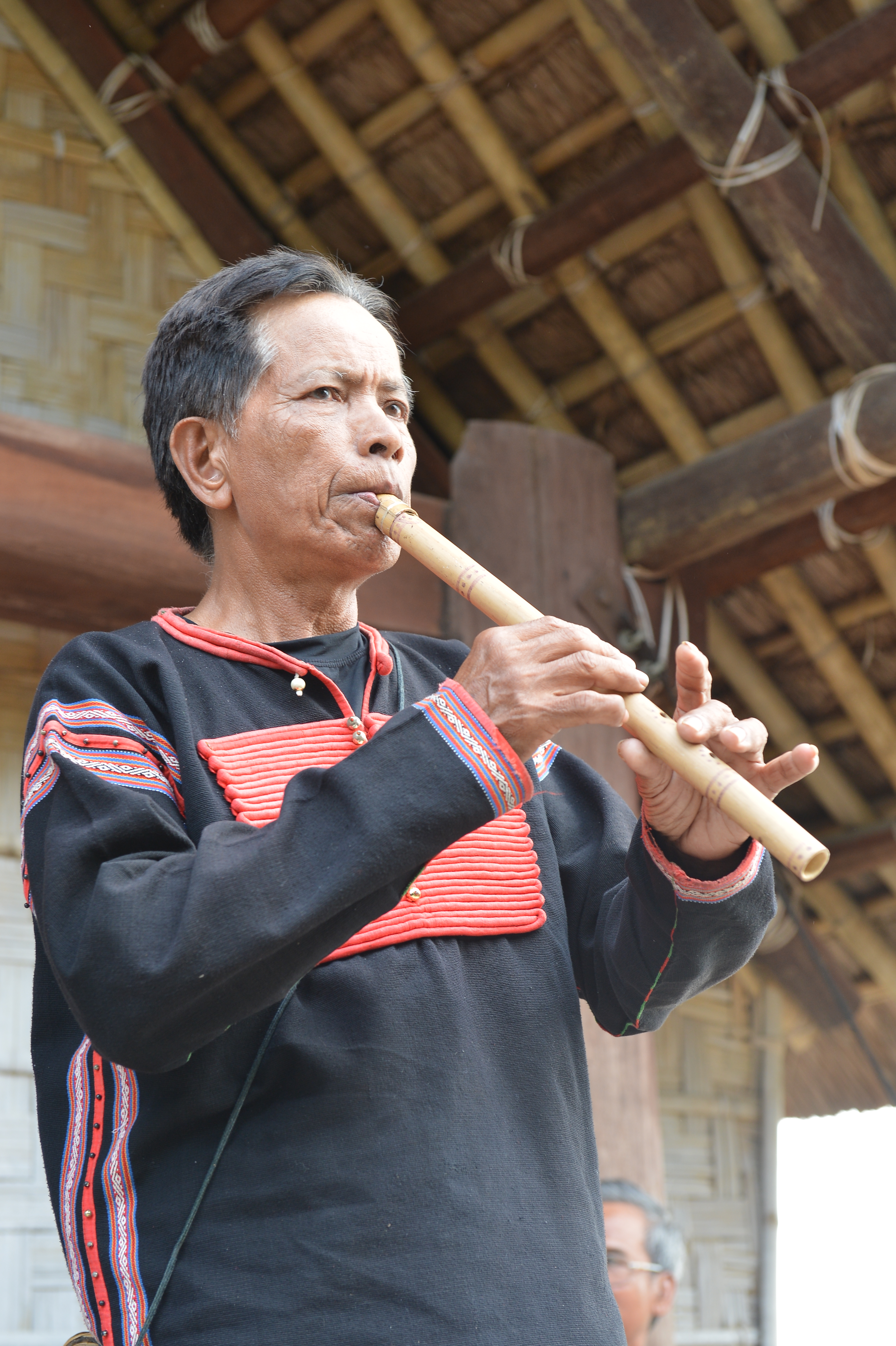 Nghệ nhân Y'mip Ayun với nhạc cụ thổi bằng ống nứa của dân tộc Ê Đê Ảnh: Thanh Hà