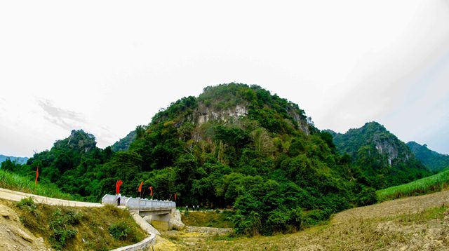Toàn cảnh ngọn núi nơi hang Con Moong thuộc bản Mọ, xã Thành Yên, Thạch Thành, Thanh Hóa