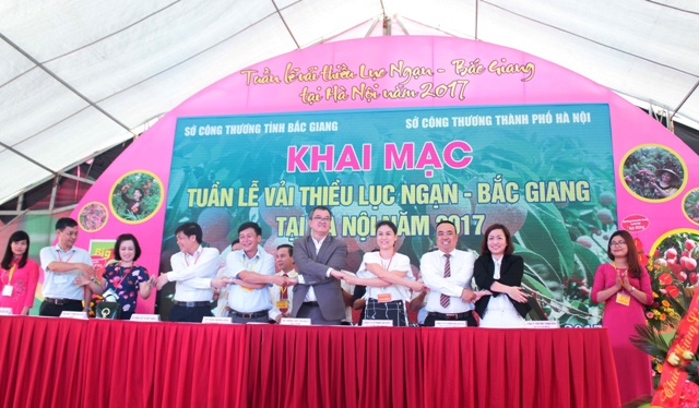 Đại diện Central Group Việt Nam và Big C ký kết tiêu thụ vải thiều với Lãnh đạo tỉnh Bắc Giang và các sở ngành liên quan
