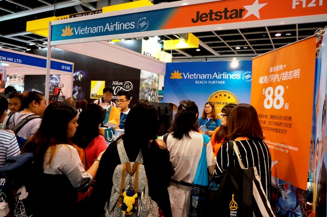 Rất đông hành khách xếp hàng tham quan, đăng ký mua vé máy bay tại gian hàng chung của Vietnam Airlines và Jetstar Pacific.