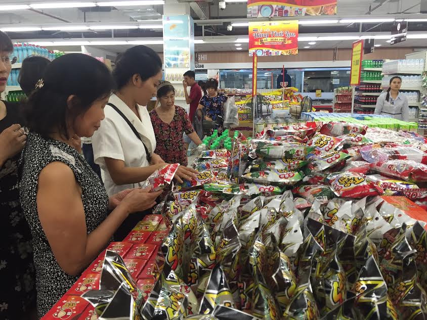 Khách hàng mua sắm hàng hóa Thái Lan tại siêu thị