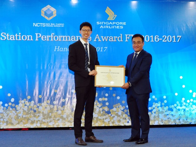 Ông Kaiji Yeo (trái) – Giám đốc Điều hành hãng Singapore Airlines tại Việt Nam khu vực miền Bắc trao giải thưởng cho Ông Nguyễn Xuân Phúc – Tổng Giám đốc công ty NCTS.